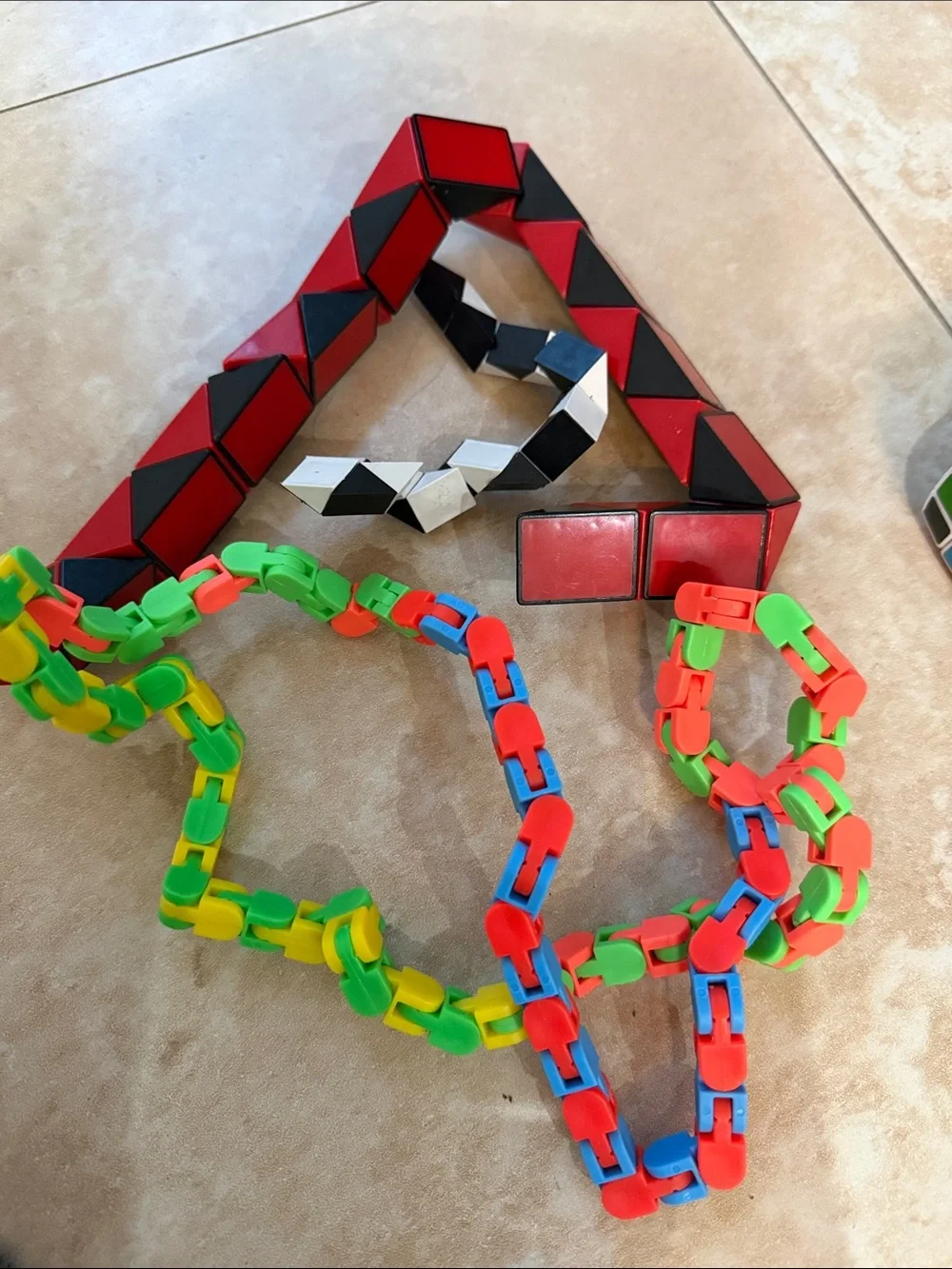 Multicolor fidget tanglers and Rubi cube